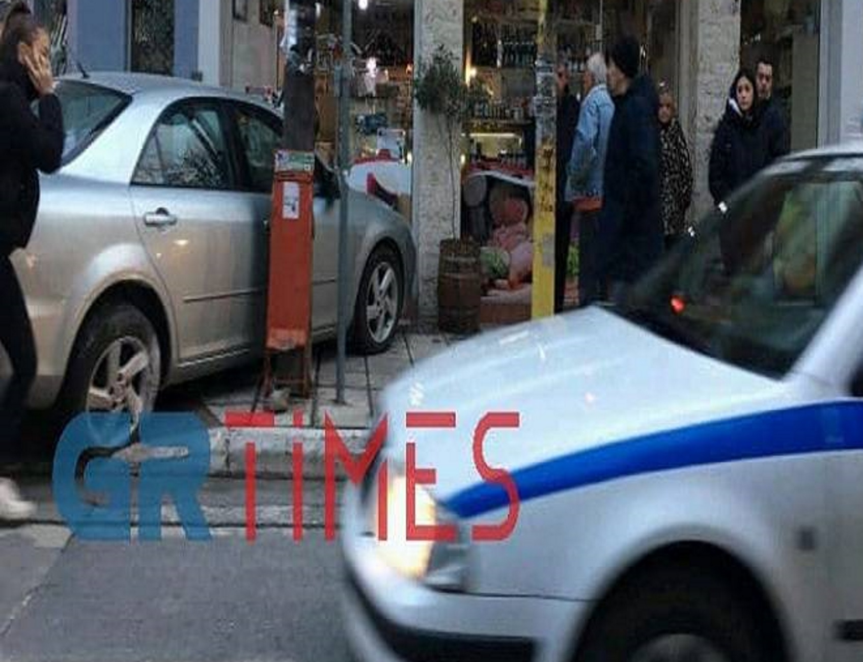 Θεσσαλονίκη: Αυτοκίνητο μπήκε σε κατάστημα μετά από τροχαίο! Πάγωσαν οι περαστικοί στον Εύοσμο [pics]