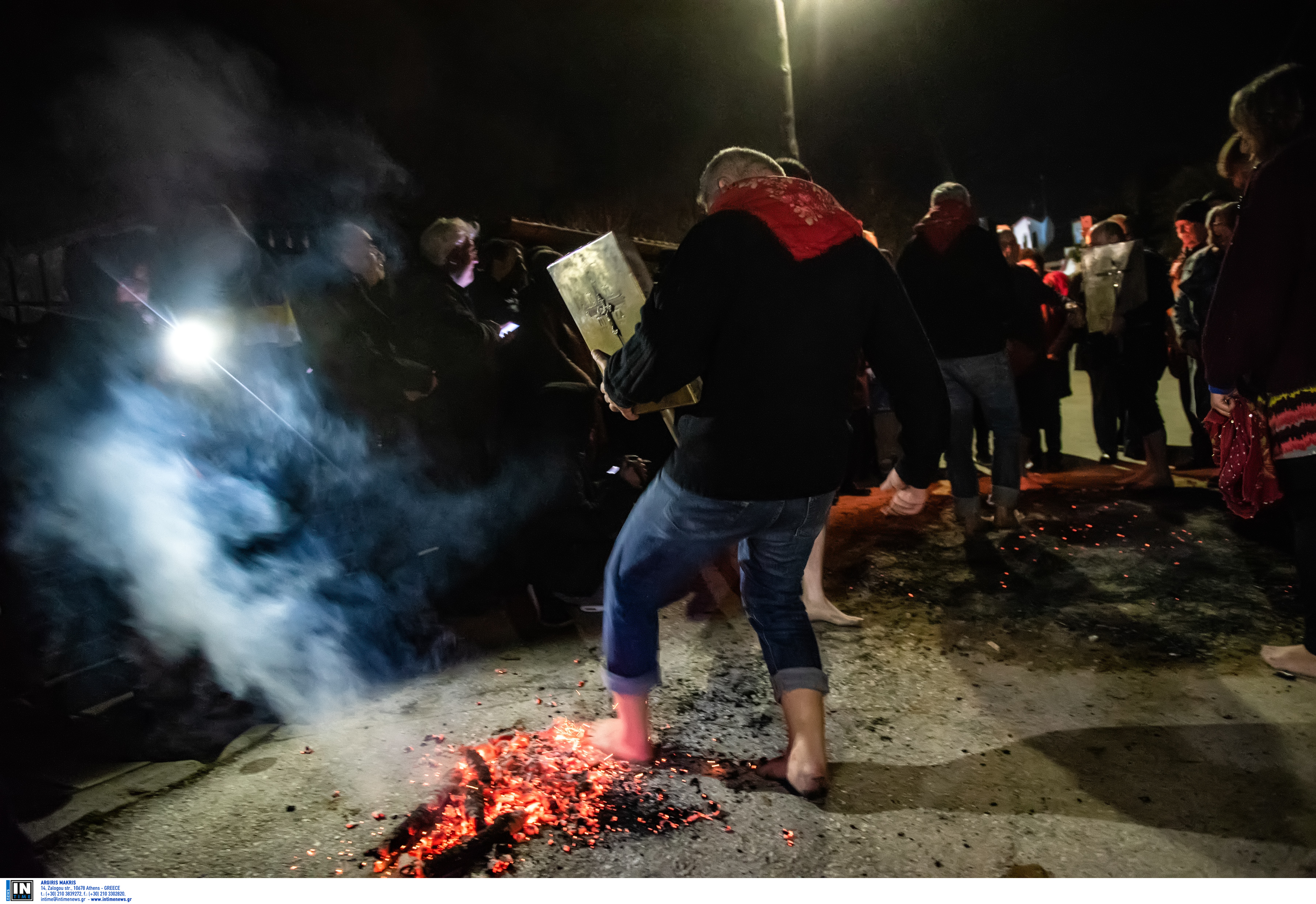 Θεσσαλονίκη: Με γυμνά πόδια στα κάρβουνα – Τα Αναστενάρια του χειμώνα «ζέσταναν» ψυχές στον Λαγκαδά [pics]