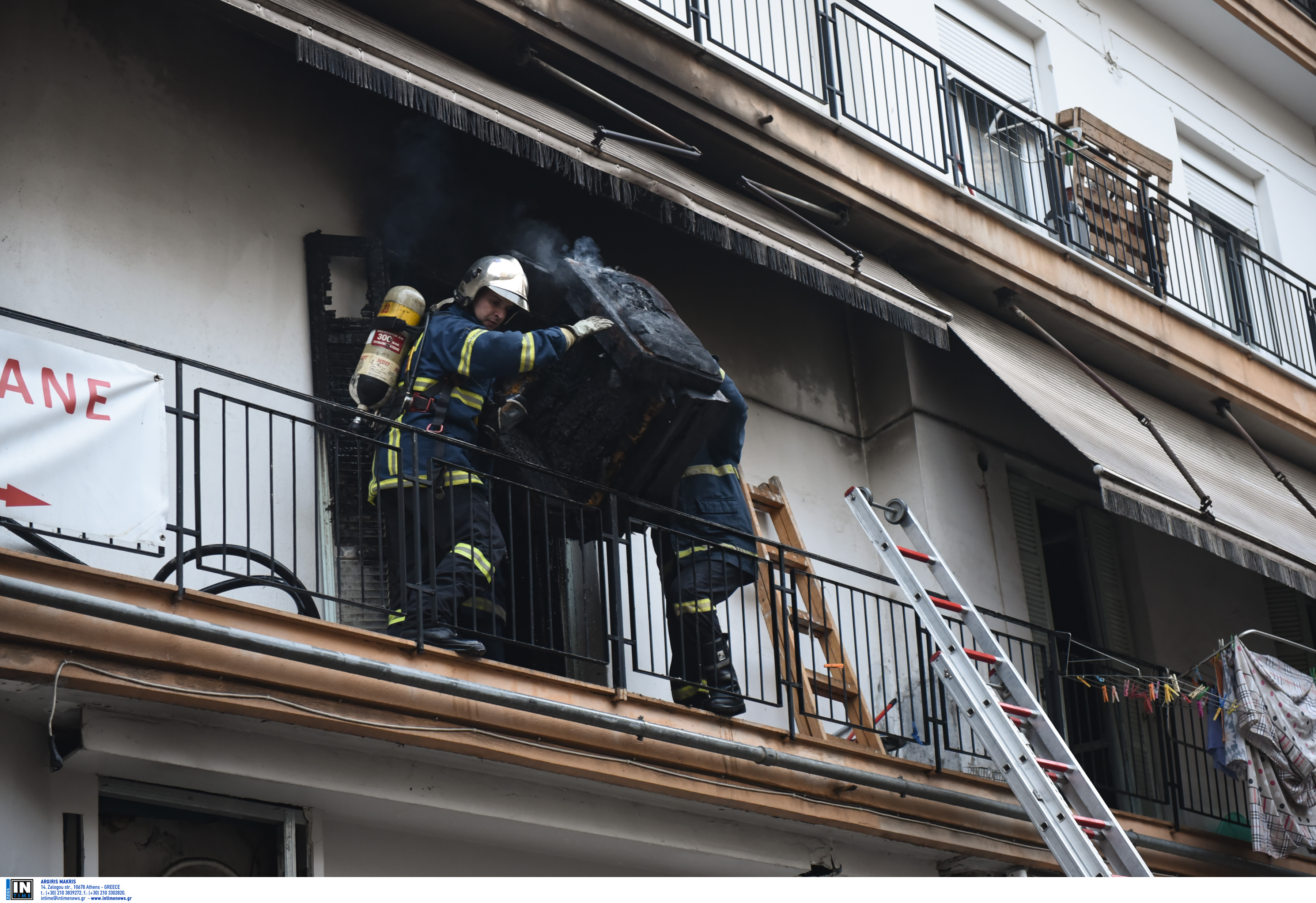 Θεσσαλονίκη: Θρίλερ με φωτιά σε διαμέρισμα πολυκατοικίας! Γυναίκες σε μπαλκόνι με κομμένη την ανάσα [video]