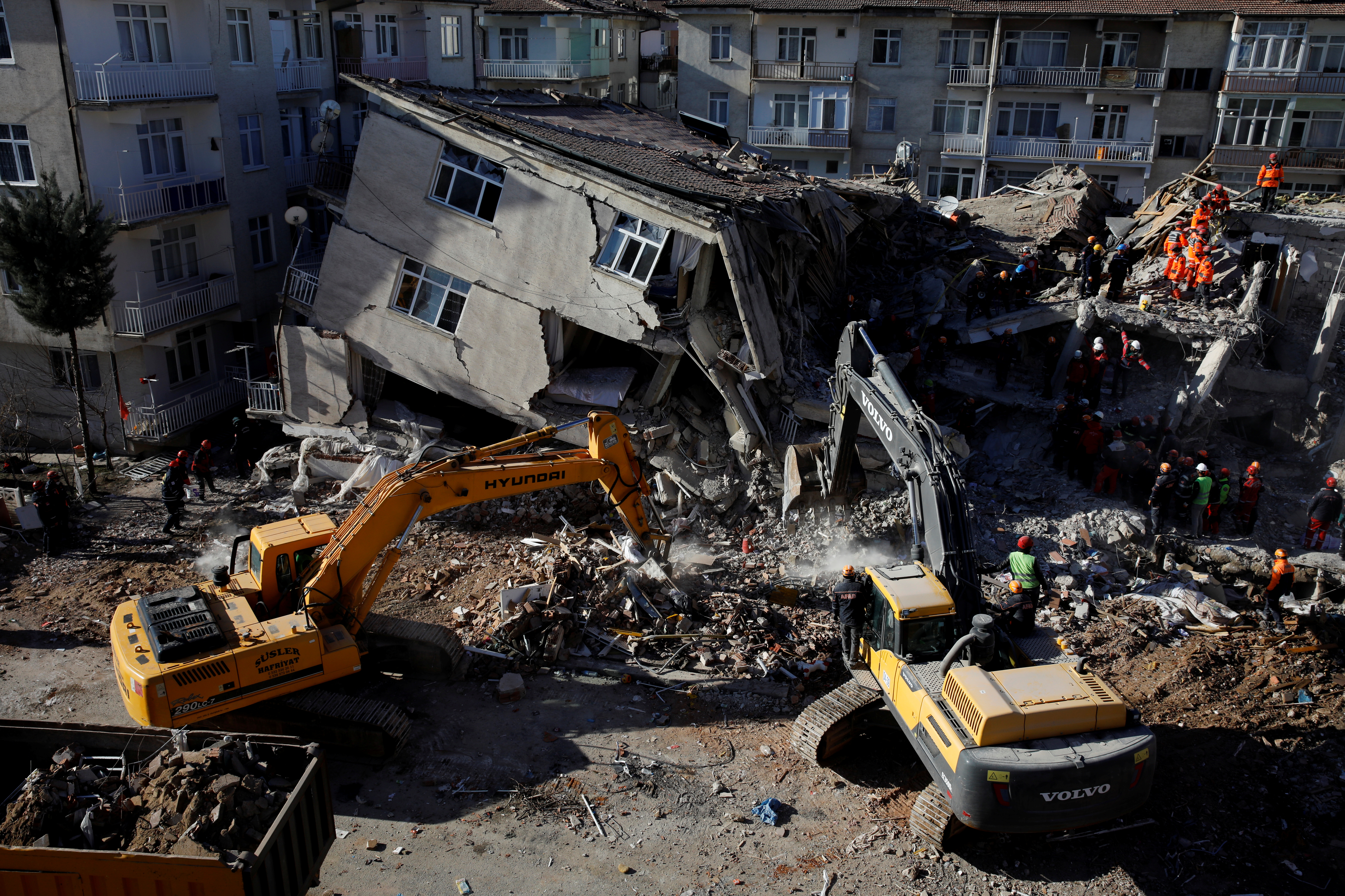 Σεισμός στην Τουρκία: Έφτασαν τους 38 οι νεκροί! Πάνω από 1.600 τραυματίες [video]