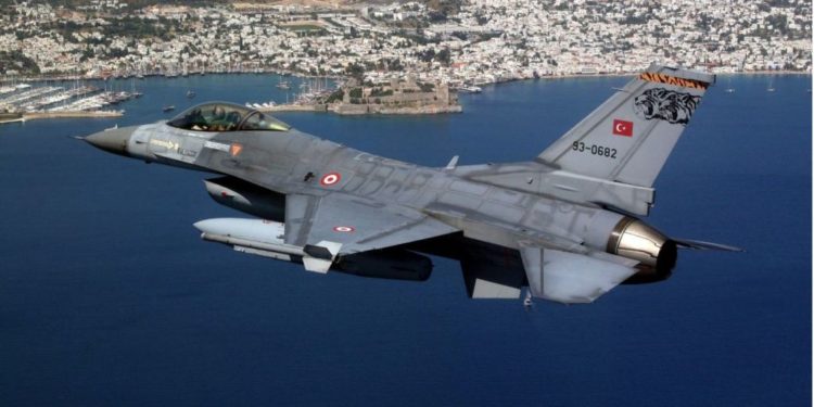 Τουρκικά μαχητικά ξανά πάνω από τη Ρω