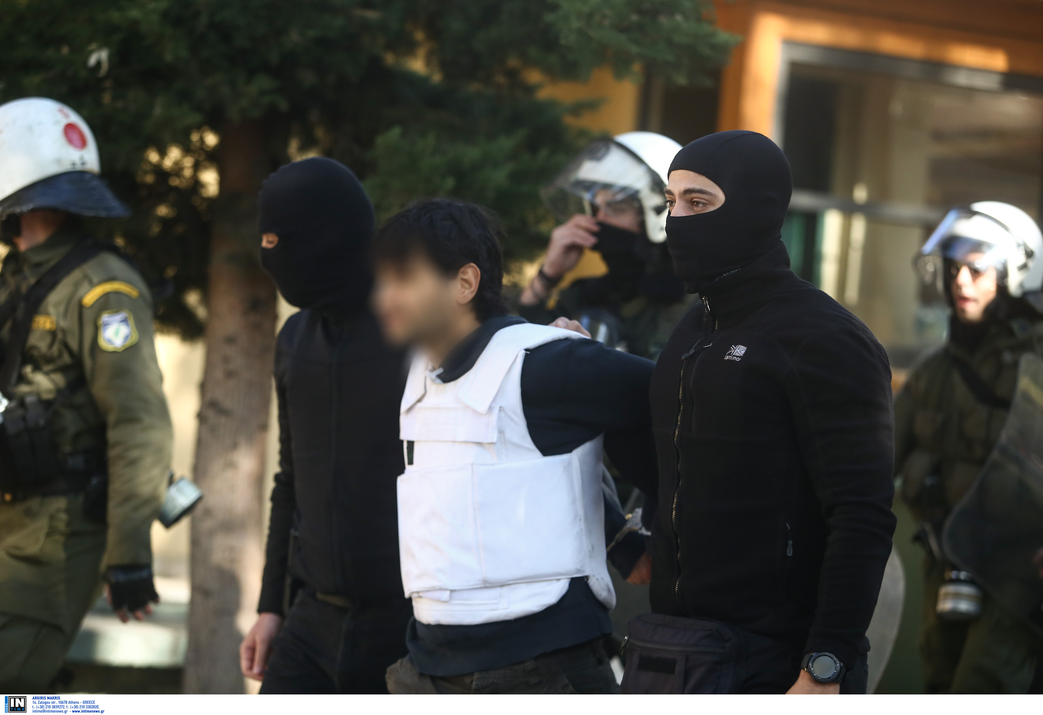 “Τοξοβόλος”: Ψάχνουν γιάφκες και συνεργάτες του σε Αθήνα και Θεσσαλονίκη