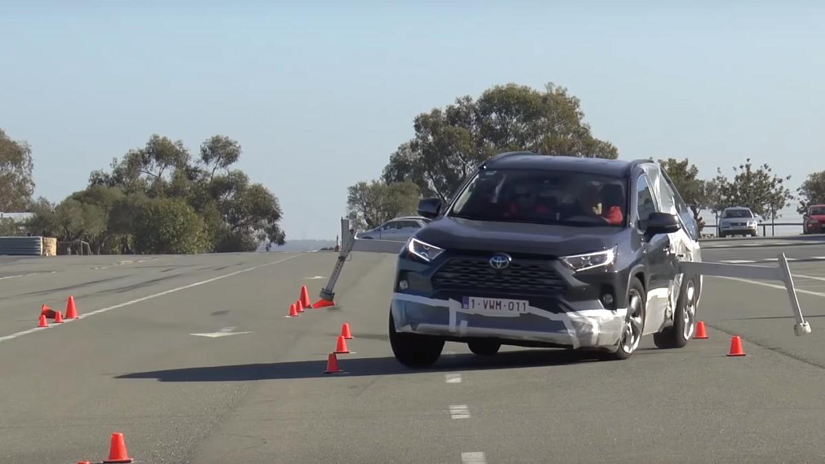 Το Toyota RAV4 πέρασε το τεστ “ταράνδου” χάρη σε νέο λογισμικό [vid]