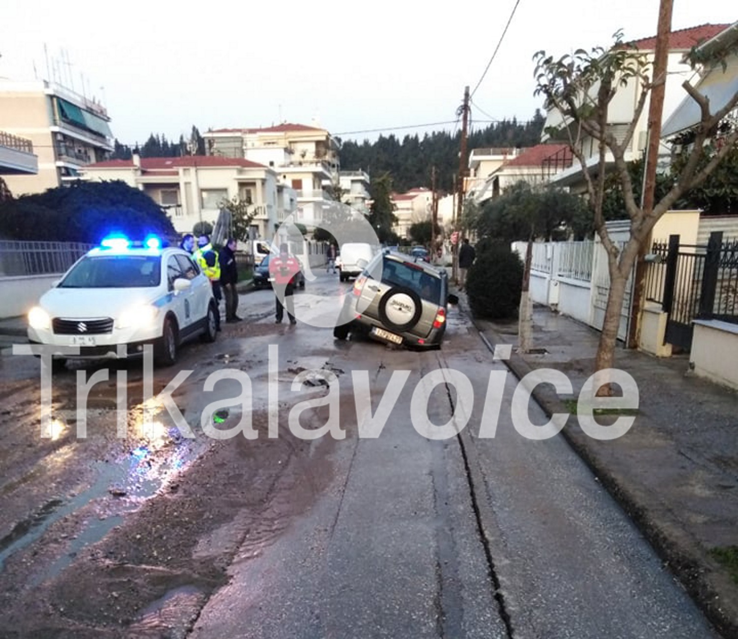 Τρίκαλα: Ο δρόμος άνοιξε και “ρούφηξε” διερχόμενο αυτοκίνητο! Η εξήγηση πίσω από τις απίθανες σκηνές [video]