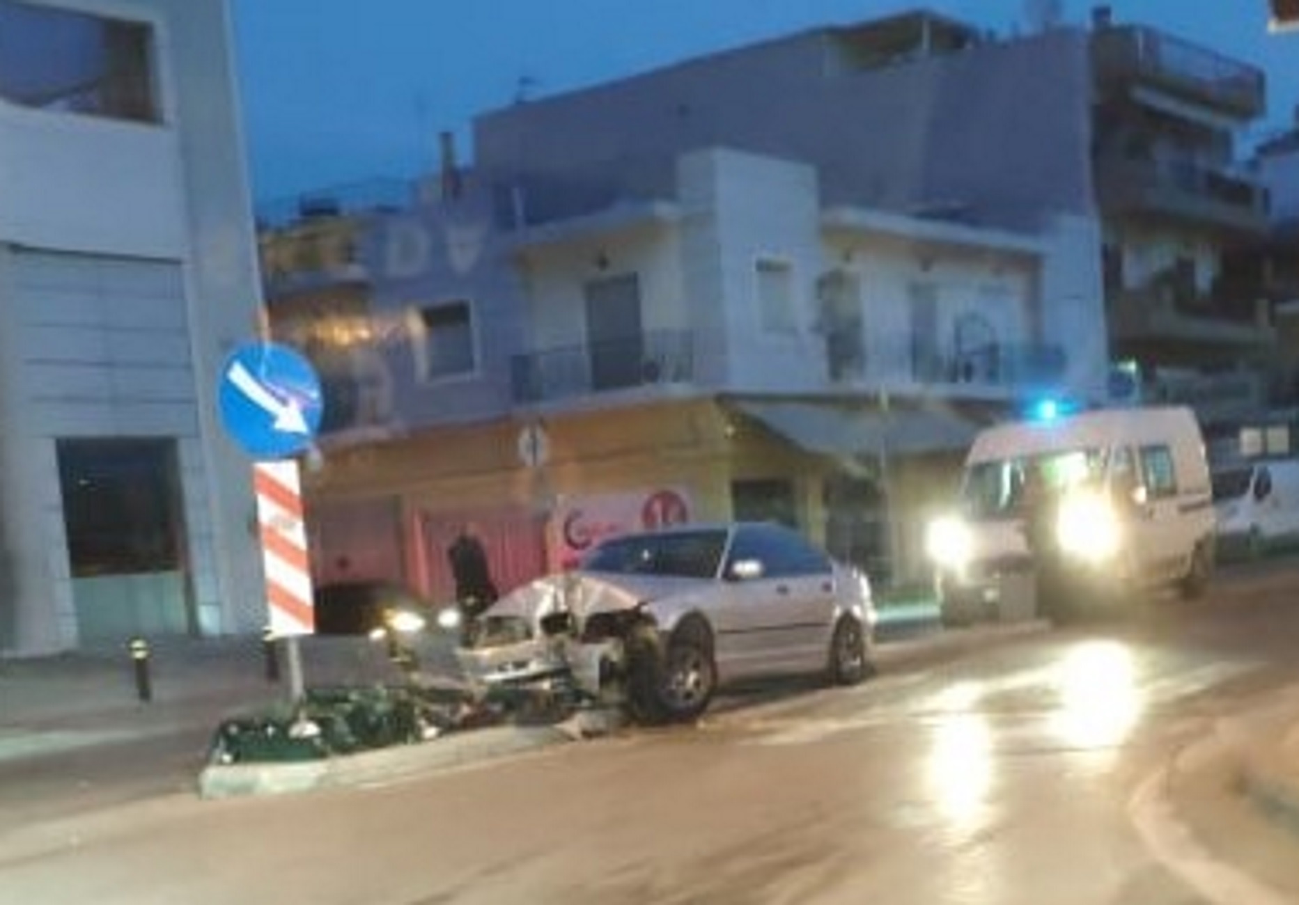 Πάτρα: Ανέβηκε στο διαχωριστικό στηθαίο και ισοπέδωσε το φανάρι! Άγιο είχε ο οδηγός [pics]