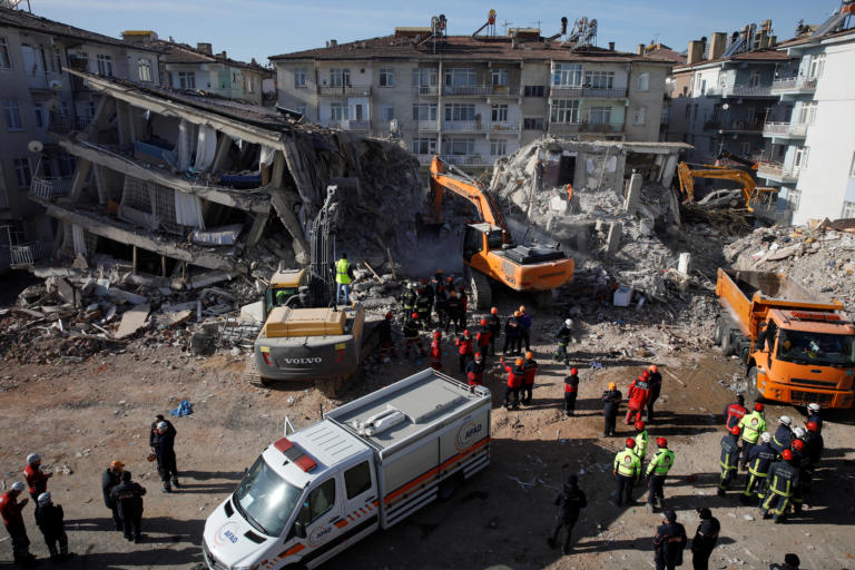 40 οι νεκροί από τον σεισμό στην Τουρκία - Πολικές θερμοκρασίες για τους άστεγους