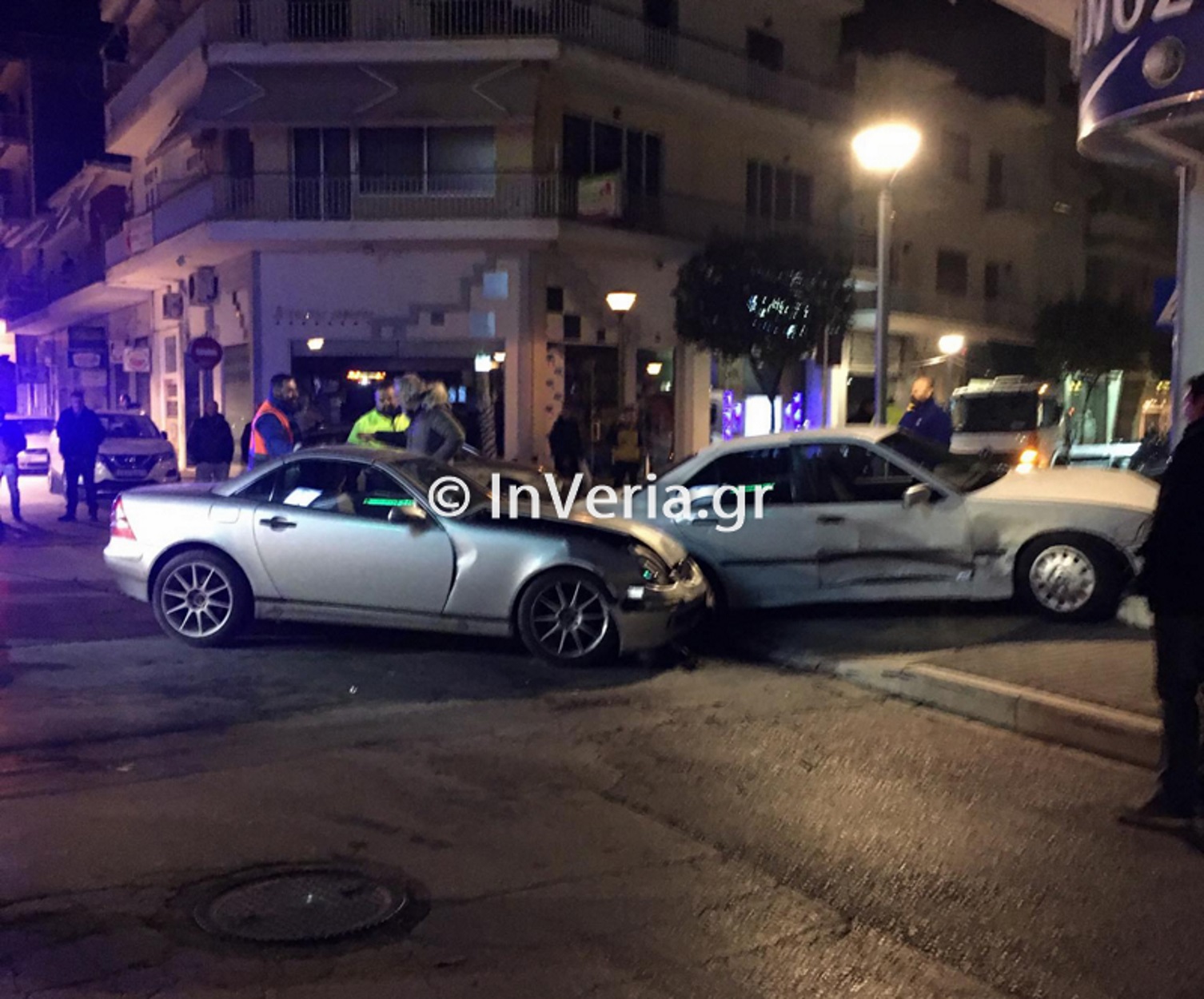 Βέροια: Σφοδρή σύγκρουση αυτοκινήτων στο κέντρο της πόλης