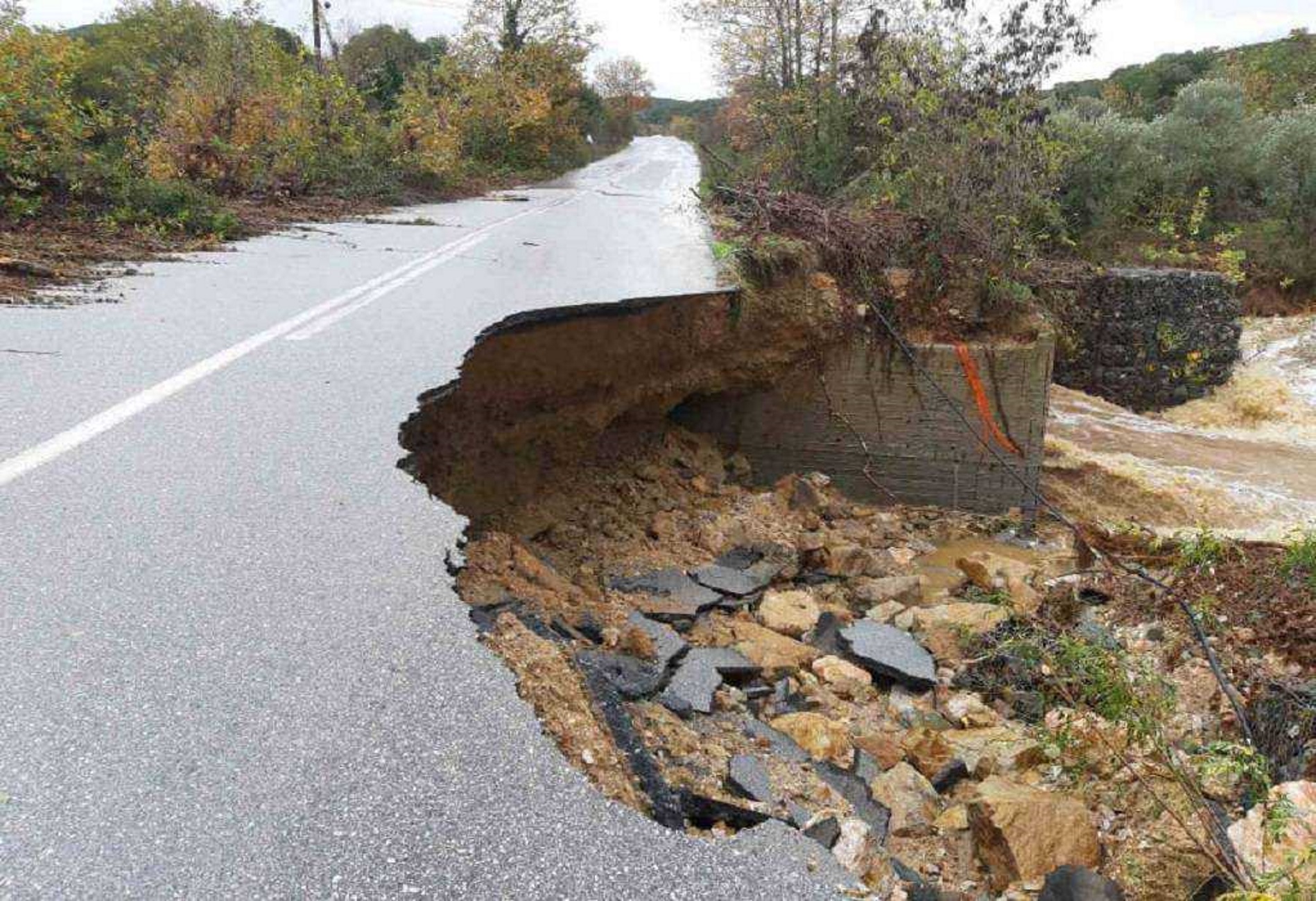 Χαλκιδική: Παραμένει κλειστός ο κεντρικός δρόμος στο Γομάτι από την κακοκαιρία του περασμένου Νοέμβρη!