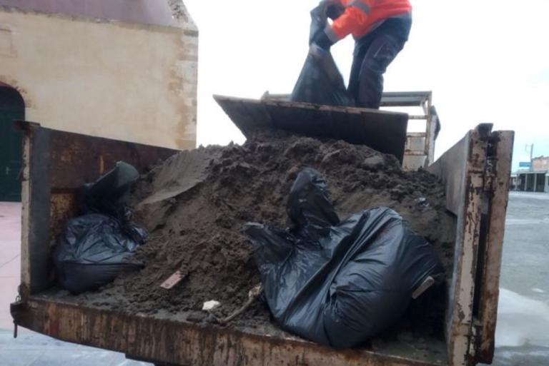 Χανιά: Ο Ηφαιστίων άφησε 15 τόνους σκουπίδια στο Ενετικό λιμάνι