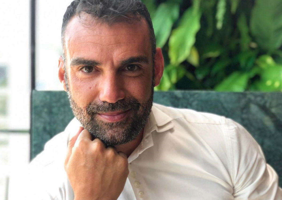 Λάμπρος Χούτος: Ποζάρει αγκαλιά με την τραγουδίστρια σύντροφό του! [pics]