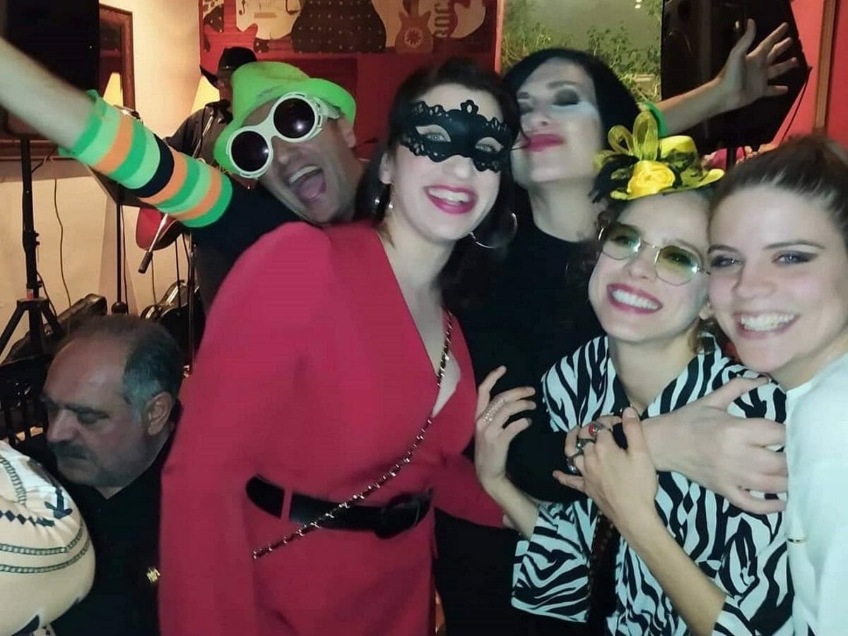 Οι πρωταγωνιστές από τις «Άγριες Μέλισσες» έκαναν αποκριάτικο πάρτι!