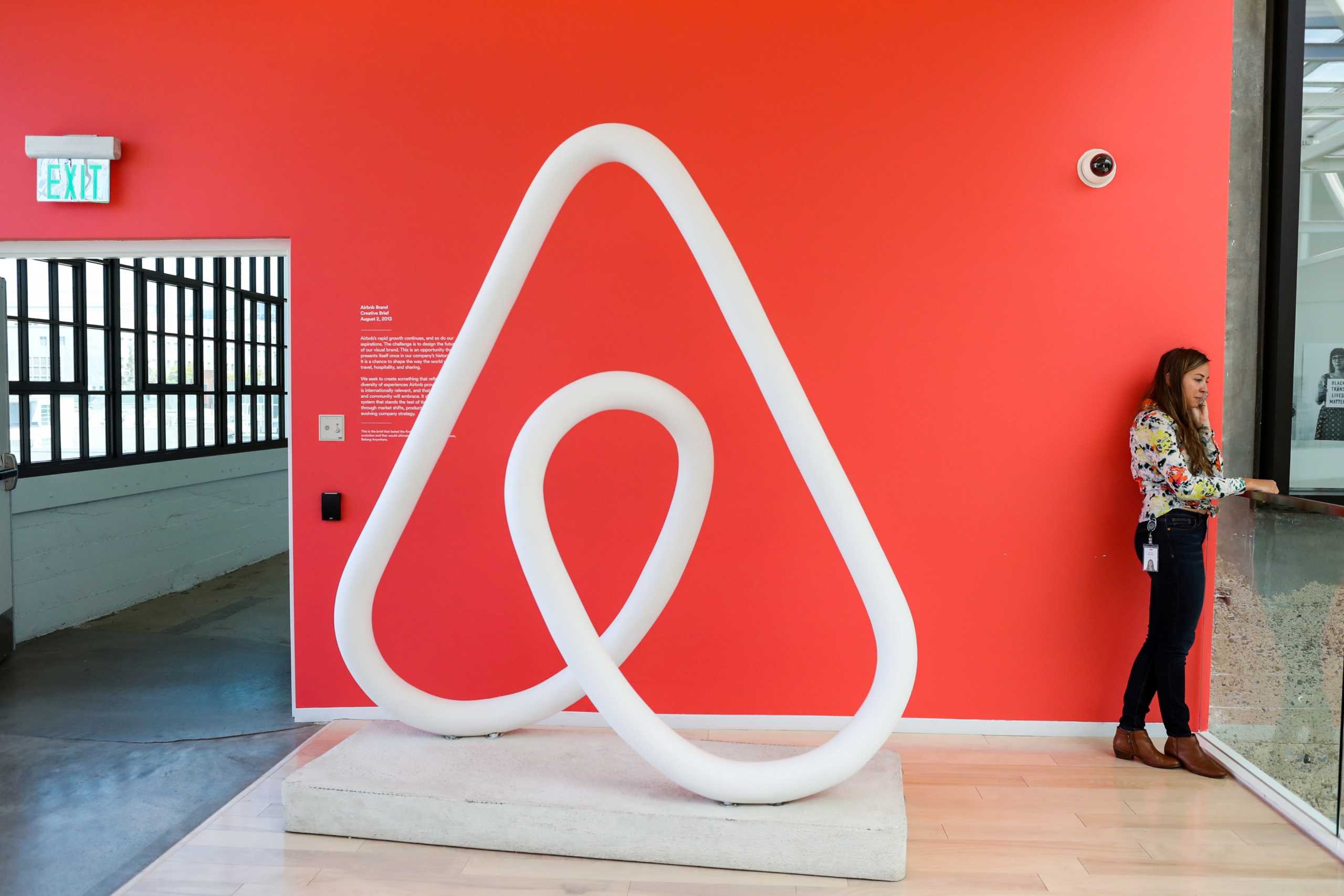 Airbnb: Αλλάζει το τοπίο – Ηλεκτρονικό «μάτι» θα εντοπίζει τα αδήλωτα εισοδήματα