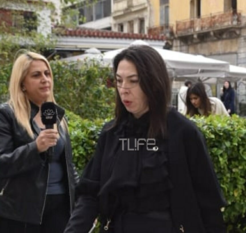 Συντετριμμένη η Αλίκη Κατσαβού στο παρεκκλήσι της Μητρόπολης, όπου βρίσκεται η σορός του Κώστα Βουτσά