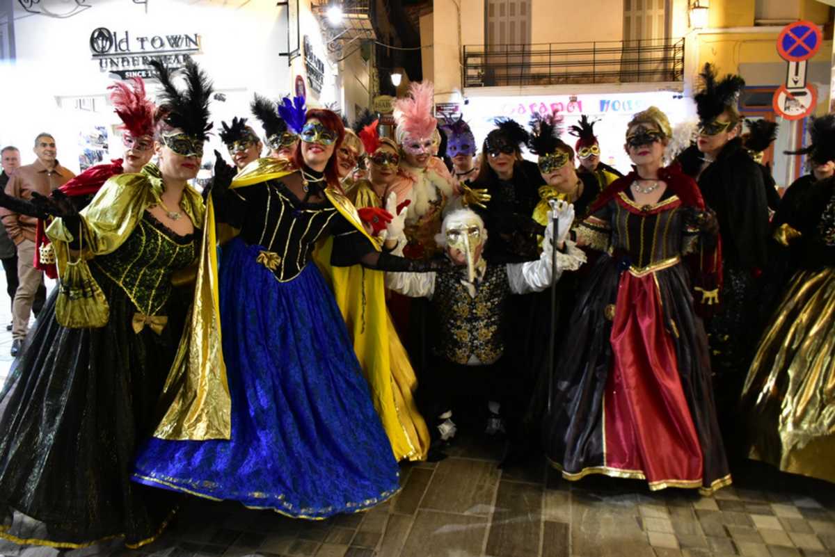 Μέλη του Πελοποννησιακού Λαογραφικού Ιδρύματος ντυμένοι με στολές από την Βενετία στα γραφικά σοκάκια της πόλης του Ναυπλίου, Σάββατο 22 Φεβρουαρίου 2020. Το Ναύπλιο τις απόκριες έχει ταυτιστεί με ένα ενθύμιο της ενετικής παρουσίας, ένα δρώμενο που μας μεταφέρει στην εποχή της Γαλανοτάτης Δημοκρατίας της Βενετίας, σε μία εποχή σημαντική για τον τόπο αφού σημάδεψε το Ναύπλιο πολιτιστικά και ιστορικά. ΑΠΕ-ΜΠΕ