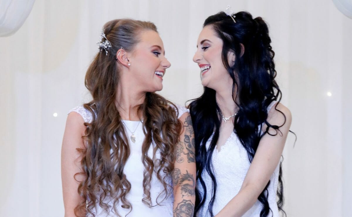 Βόρεια Ιρλανδία: Δύο νεαρές γυναίκες το πρώτο ζευγάρι του ιδίου φύλου που παντρεύεται