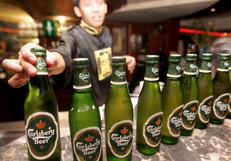 Ο κοροναϊός χτύπησε και την μπύρα Carlsberg - Πλήττουν τις πωλήσεις τα κλειστά καραόκε μπαρ στην Κίνα