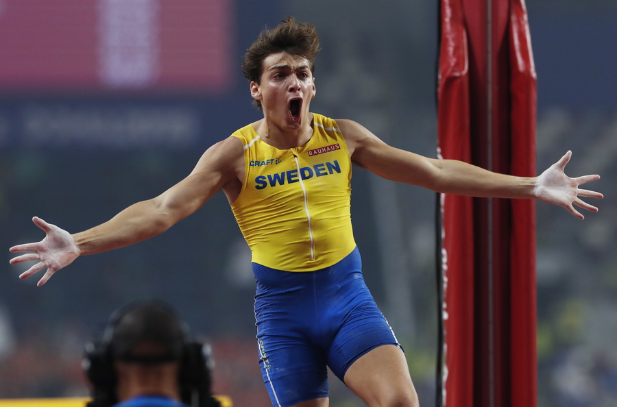 epa07887482 Armand Duplantis of Sweden competes in the men's Pole Vault final during the IAAF World Athletics Championships 2019 at the Khalifa Stadium in Doha, Qatar, 01 October 2019. EPA