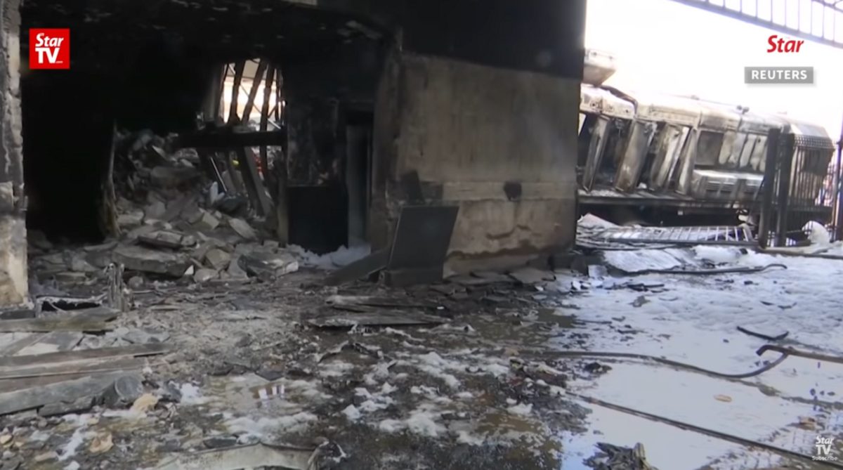 Δεκατρείς νεκροί σε σφοδρότατη σύγκρουση μινιμπάς με δύο φορτηγά κοντά στο Κάιρο