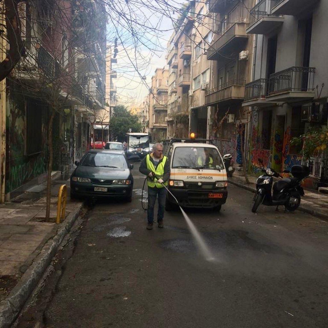 Μεγάλη επιχείρηση καθαριότητας του Δήμου Αθηναίων σε Εξάρχεια και Κολωνάκι