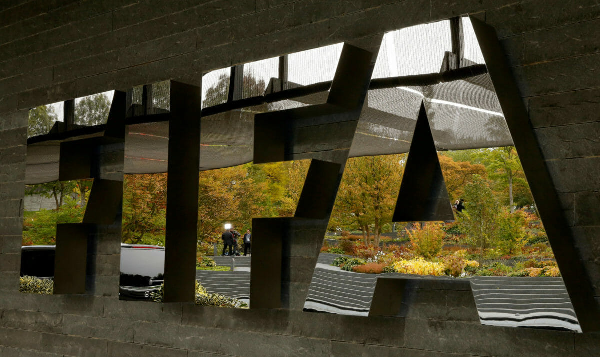 FIFA: Ρίσκο να ξεκινήσουν οι αγώνες τον Μάιο