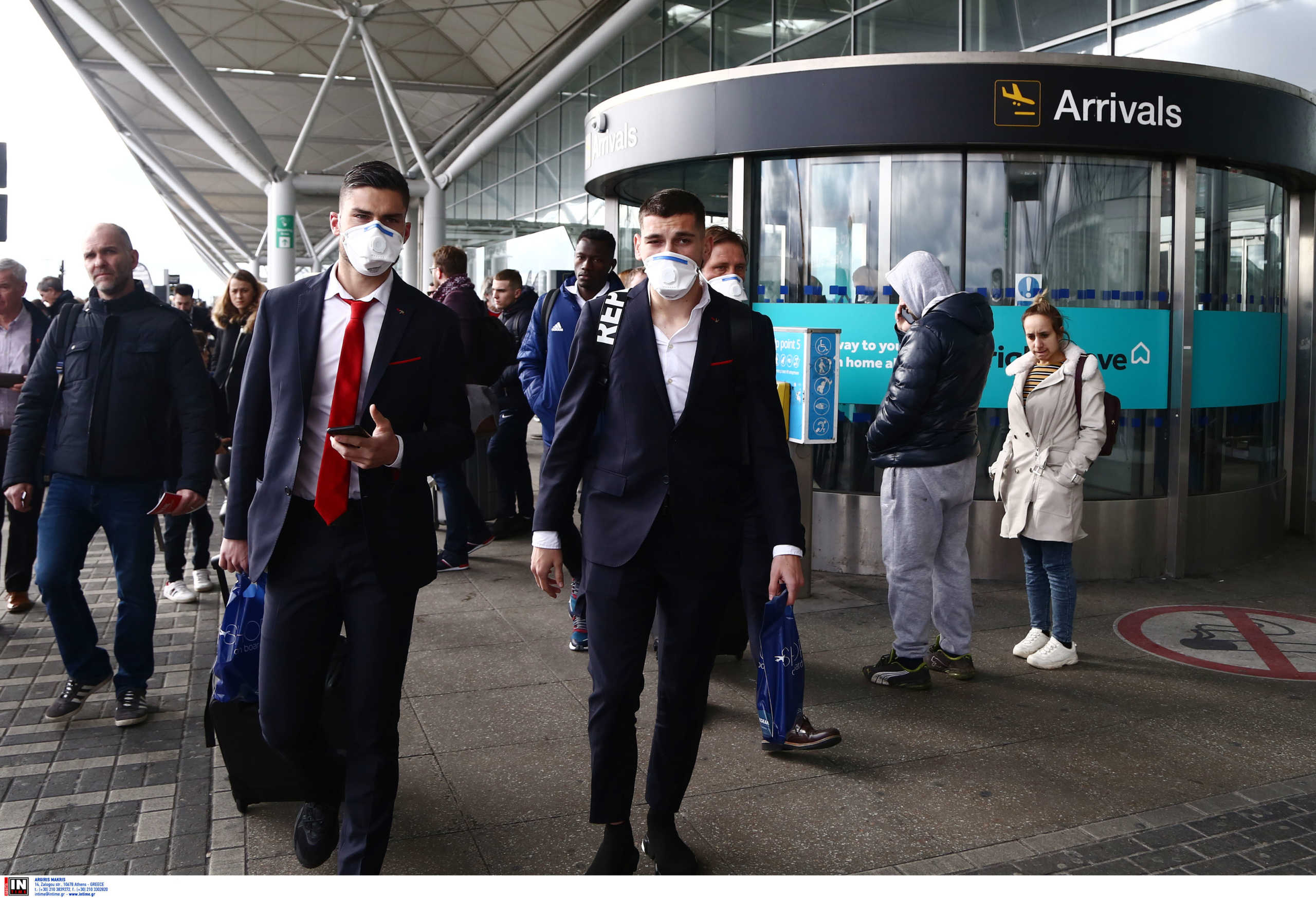 Άρσεναλ – Ολυμπιακός: Με μάσκες οι “ερυθρόλευκοι” στο Λονδίνο λόγω κορονοϊού! (pics)