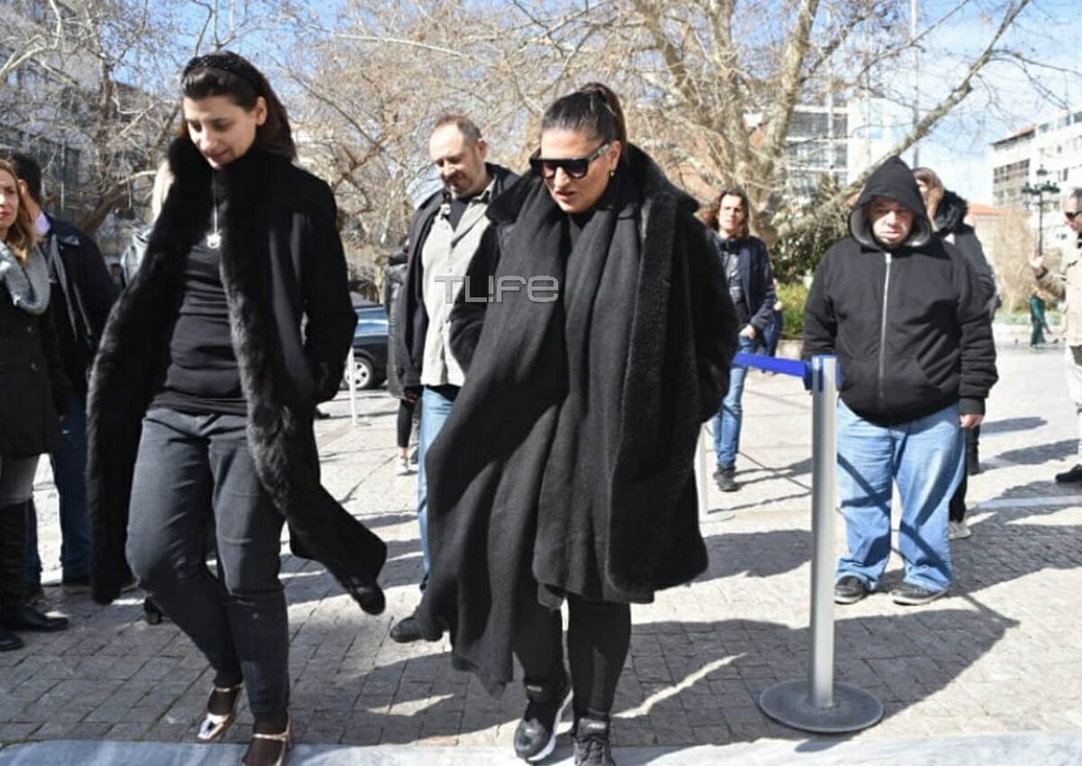 Θεοδώρα και Νικολέτα Βουτσά: Στο λαϊκό προσκύνημα της σορού του πατέρα τους