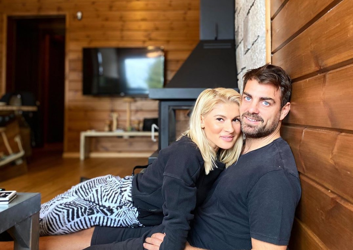 Περήφανοι γονείς Χανταμπάκης – Πηλιάκη: Η κόρη τους ξεκίνησε το σχολείο! [pics]