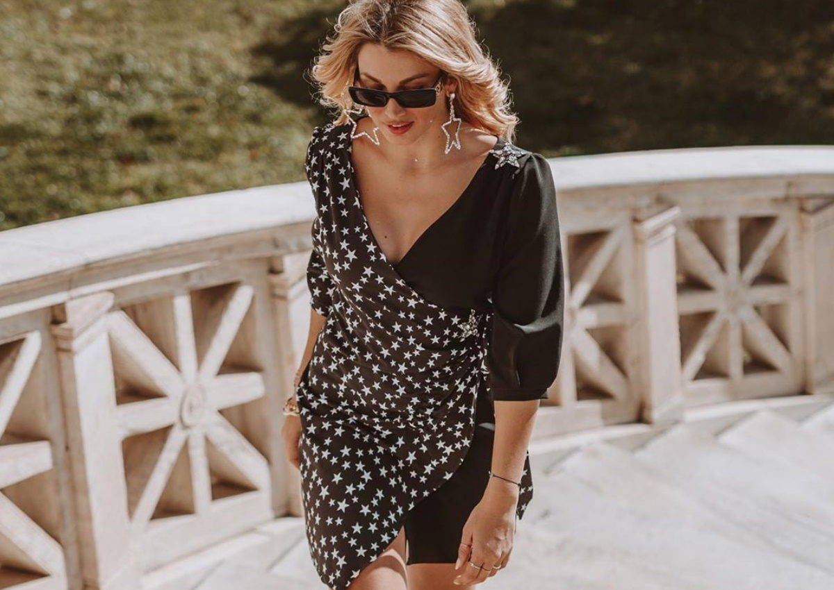 Κωνσταντίνα Σπυροπούλου: Πρωινή βόλτα στο κέντρο της Αθήνας με σέξι… αστεράτο φόρεμα! [pics]