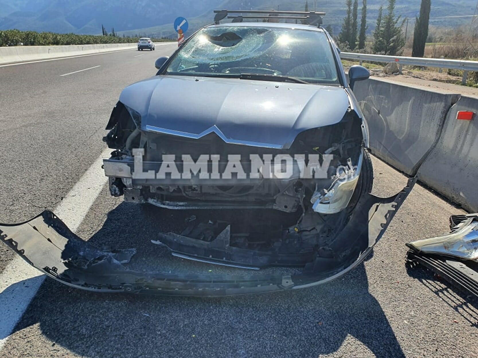 Κινηματογραφικό τροχαίο στην Εθνική: Πλευρικός άνεμος έβγαλε αυτοκίνητο από το δρόμο! video