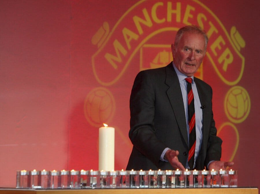 epa01247086 In this handout image supplied by Manchester United, Harry Gregg of Manchester United speaks during the memorial service to mark the 50th anniversary of the Munich Air Disaster at Old Trafford, Manchester, Britain on 06 February 2008.  EPA
