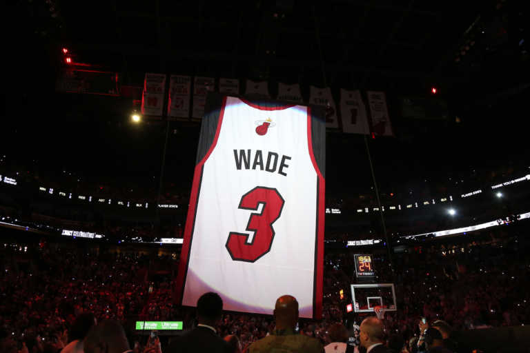NBA: Οι Μαϊάμι Χιτ απέσυραν τη φανέλα με το Νο.3 του “θρυλικού” Ντουέιν Γουέιντ! (video)