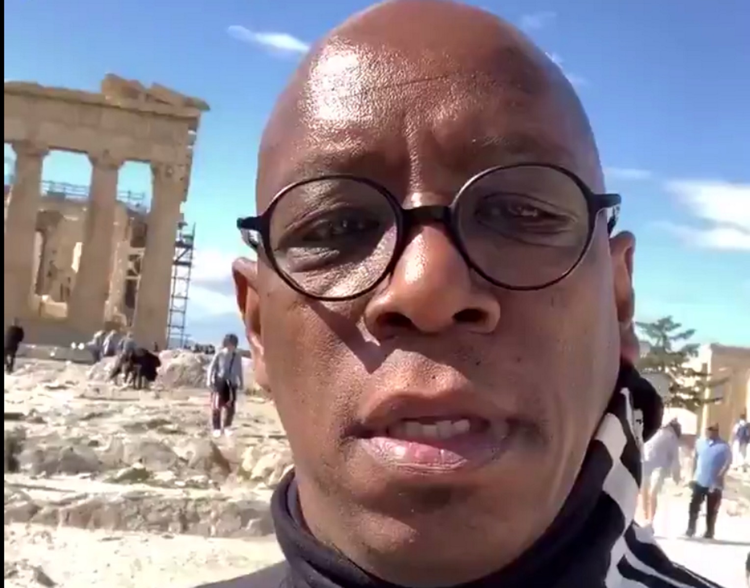 Ολυμπιακός – Άρσεναλ: Ο Ίαν Ράιτ έστειλε από την Ακρόπολη μήνυμα νίκης στους “κανονιέρηδες”! (video)