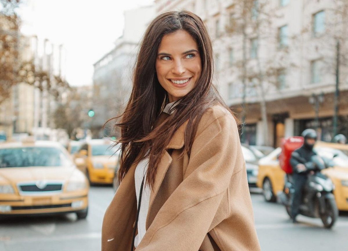 Χριστίνα Μπόμπα: Κάνει ποδήλατο στο ηλιόλουστο κέντρο της Αθήνας!