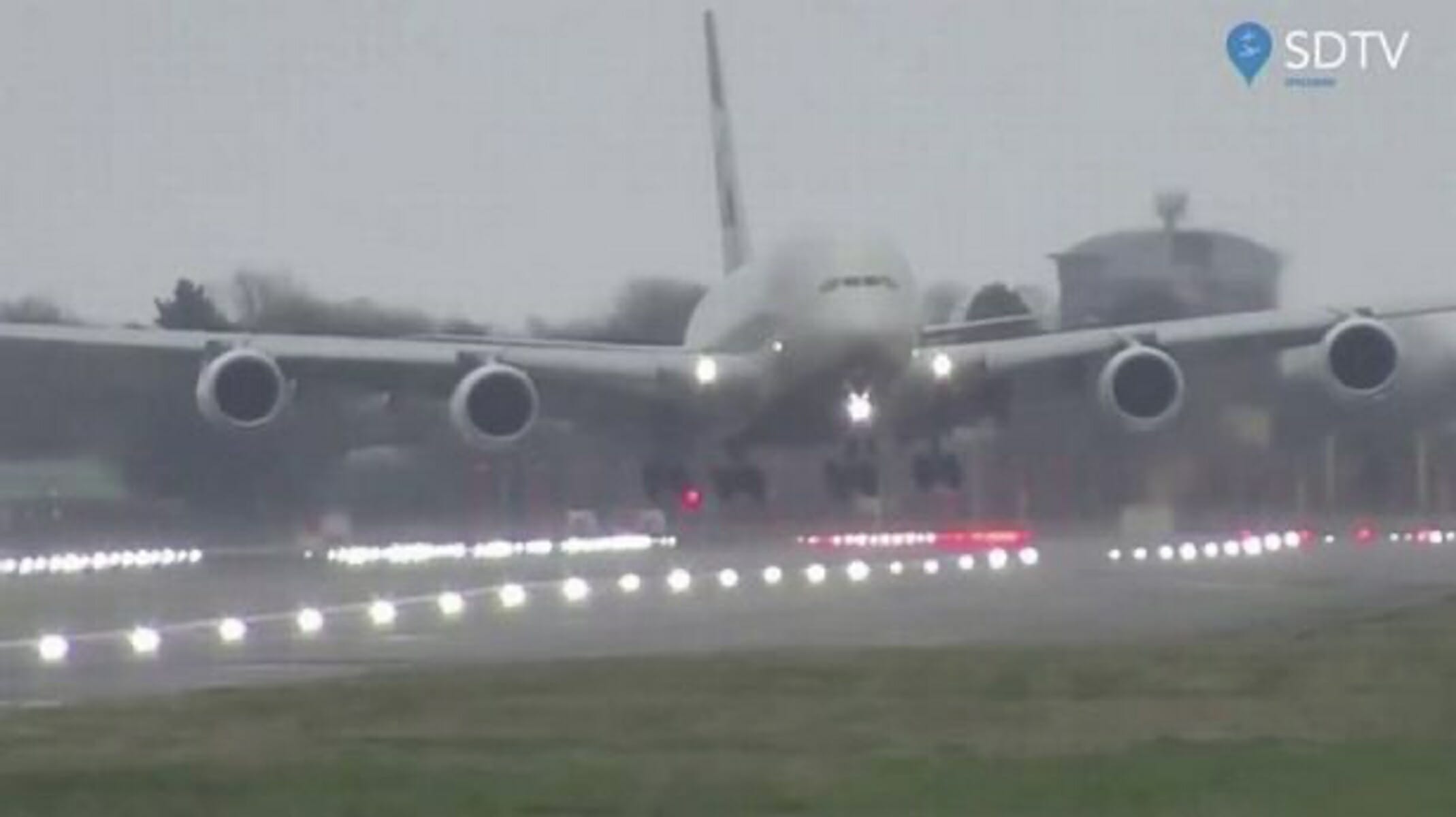 Η μάχη του Α380 με την θύελλα! Απίστευτη προσγείωση