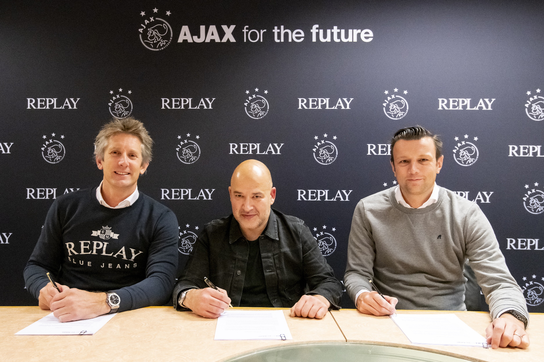 Ο Ajax ντύνεται….με Replay!