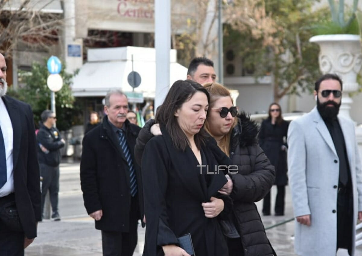 Κηδεία Κώστα Βουτσά –  Υποβασταζόμενη στο παρεκκλήσι της Μητρόπολης η Αλίκη Κατσαβού