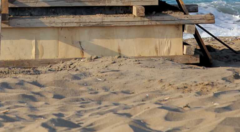 Ναύπλιο: Απίστευτο κάζο στην άμμο για δύο κλέφτες! Ο νόμος της βαρύτητας έφερε χειροπέδες