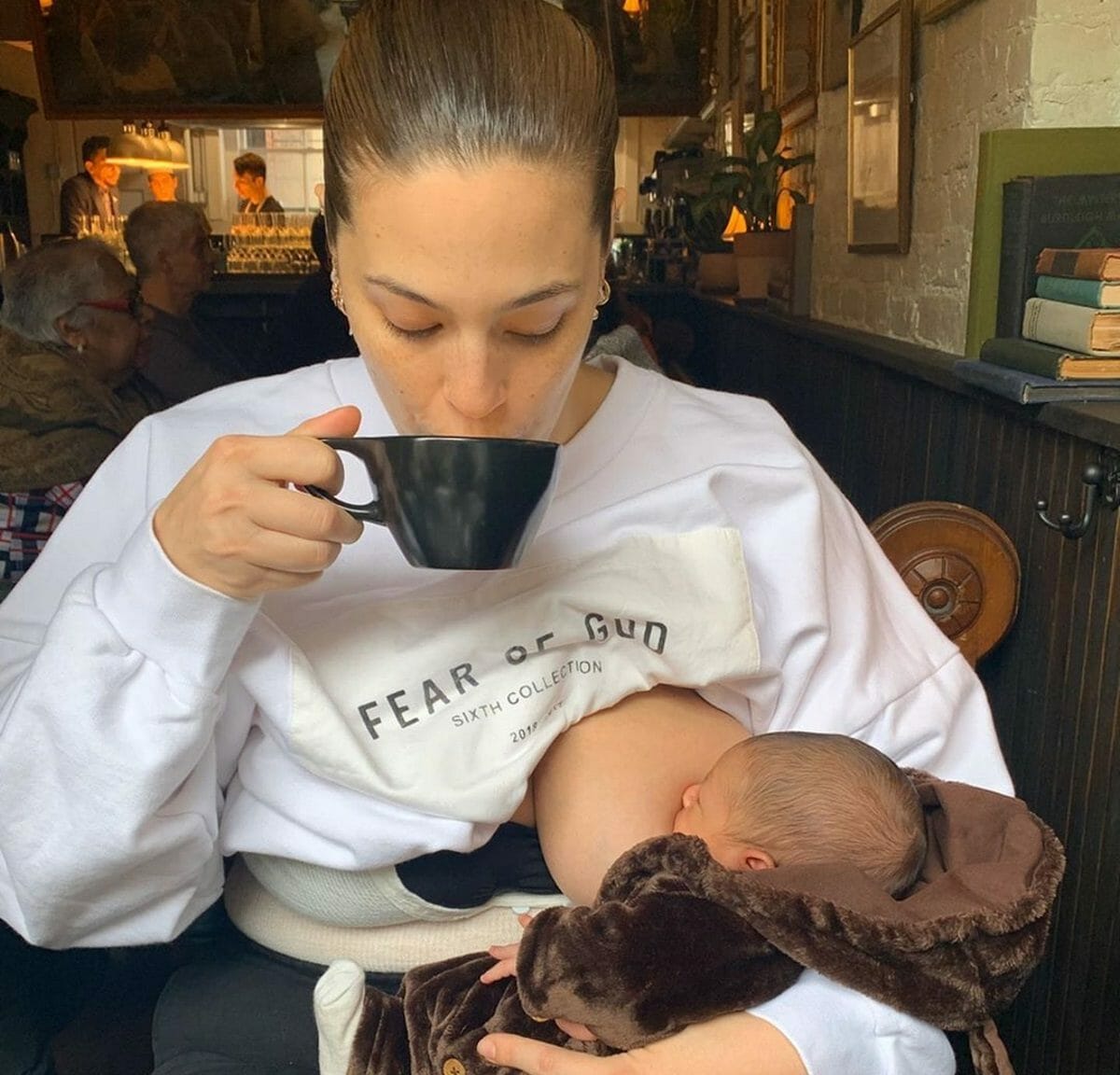 Ashley Graham: Μας δείχνει τις ραγάδες στο κορμί της μετά τη γέννα!