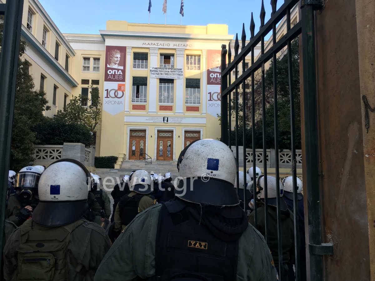 ΑΣΟΕΕ: Τα ΜΑΤ μπήκαν μέσα στη σχολή μετά τα επεισόδια στην Πατησίων