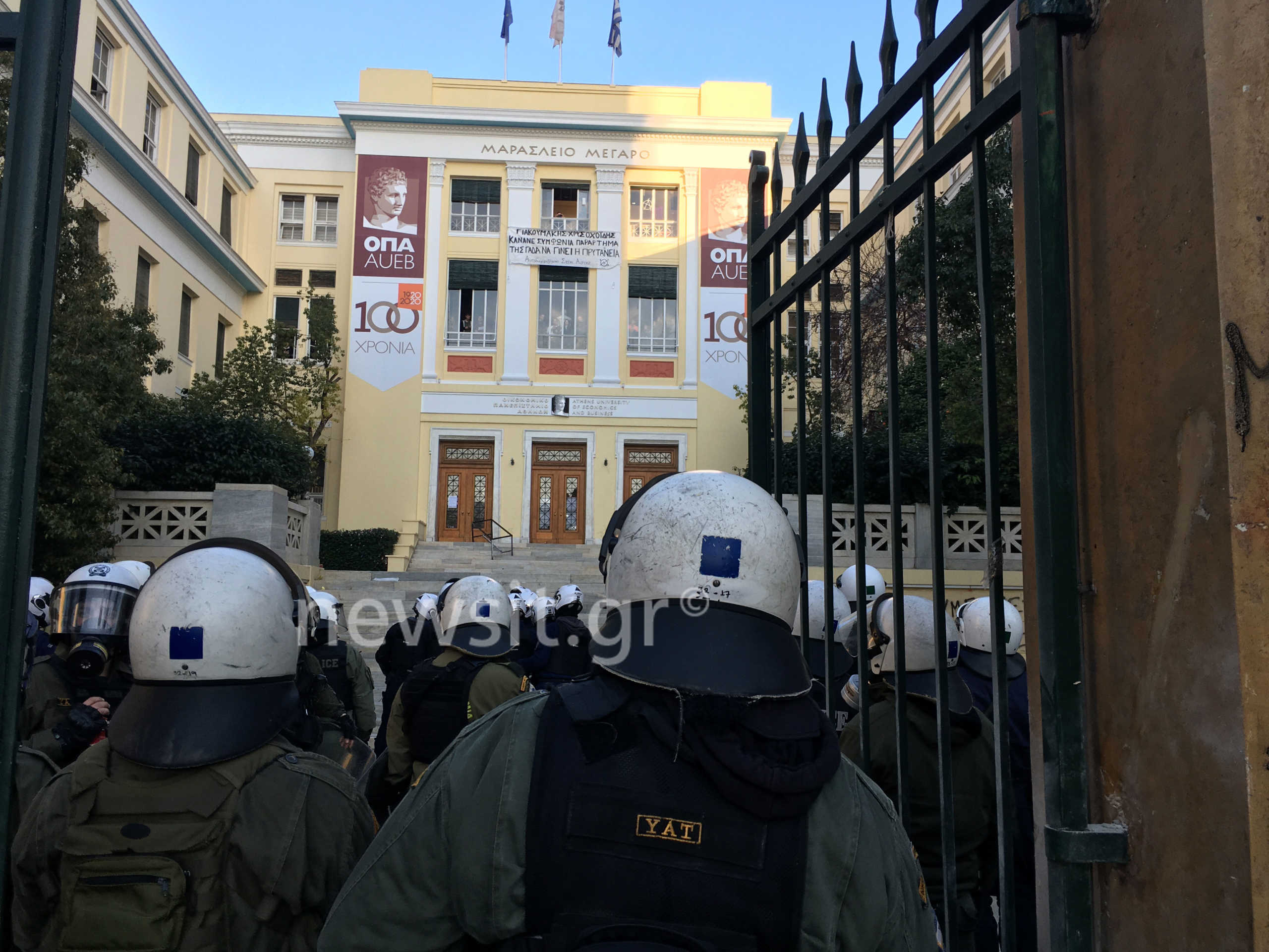 ΑΣΟΕΕ: Τα ΜΑΤ μπήκαν μέσα στη σχολή μετά τα επεισόδια στην Πατησίων