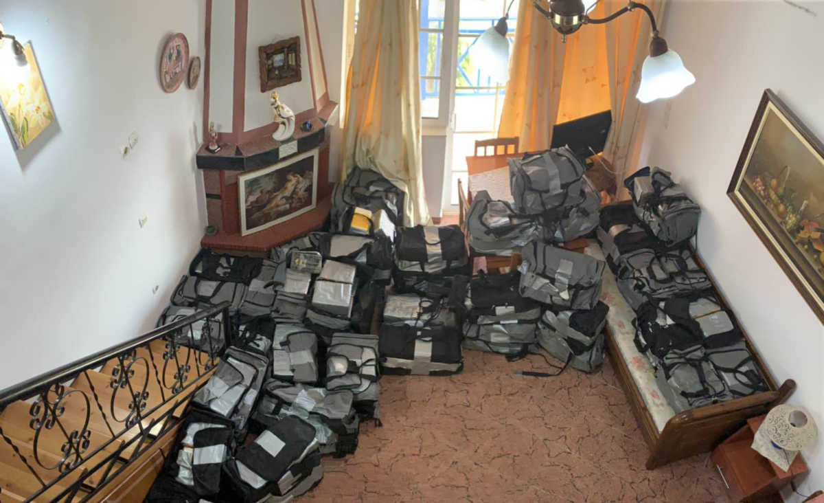 ÓõíïëéêÜ, âñÝèçêáí êáé êáôáó÷Ýèçêáí :

    êïêáÀíç, âÜñïõò -1- ôüíïõ êáé -181,048- êéëþí,
    áêáôÝñãáóôç êÜííáâç, âÜñïõò -100- ãñáììáñßùí,
    ôï ÷ñçìáôéêü ðïóü ôùí -233.150-â¬,
    ëåõêÞ óêüíç Üãíùóôçò ÷çìéêÞò óýóôáóçò, âÜñïõò -49- ãñáììáñßùí,
    äýï (2) çëåêôñïíéêÝò æõãáñéÝò áêñéâåßáò,
    ðåñßóôñïöï ôùí 38mm,
    ôñßá (3) ðéóôüëéá ìå éóÜñéèìïõò ãåìéóôÞñåò,
    ðïëåìéêü ôõöÝêéï Kalashnikov ìå ìßá ãåìéóôÞñá,
    (92) öõóßããéá äéáöüñùí äéáìåôñçìÜôùí,
    óðñÝé ðéðåñéïý,
    ðÝíôå (5) É.×.Å. áõôïêßíçôá,
    äåêáåííÝá (19) óõóêåõÝò êéíçôÞò ôçëåöùíßáò,
    ðëÞèïò íÜéëïí óõóêåõáóéþí êáé éäéü÷åéñåò óçìåéþóåéò, 

Óå ðáñÜëëçëåò Ýñåõíåò ðïõ ðñáãìáôïðïéÞèçêáí óå Éóðáíßá êáé Áëâáíßá, ôáõôïðïéÞèçêáí êáé Üëëá ìÝëç ôçò åãêëçìáôéêÞò ïñãÜíùóçò, åíþ äéáêñéâþèçêáí ïé äéáêñéôïß ôïõò ñüëïé, üðùò:

    áëëïäáðüò êáé Üãíùóôïò Üíäñáò áñáâéêÞò êáôáãùãÞò, ìüíéìïé êÜôïéêïé Éóðáíßáò, ðïõ äñïýóáí ùò äéåõèýíïíôåò êáé êáôåõèýíïíôåò ôçí åãêëçìáôéêÞ ïñãÜíùóç,
    áëëïäáðüò, Üìåóïò óõíåñãÜôçò ôùí áíùôÝñù áñ÷çãéêþí ìåëþí, ðïõ Þôáí åðéöïñôéóìÝíïò ìå ôïí Ýëåã÷ï êáé ôç äéåêðåñáßùóç ôùí ëåðôïìåñåéþí êáé äéáäéêáóéþí ôçò ìåôáöïñÜò ôùí íáñêùôéêþí, üðùò ôçí åýñåóç éóôéïðëïúêïý óêÜöïõò, ðëçñþìáôïò êáé ôï óõíôïíéóìü ôçò ìåôáöïñÜò,
    áëëïäáðïß, ìüíéìïé êÜôïéêïé ÷þñáò ôùí Âáëêáíßùí êáé 28÷ñïíïò çìåäáðüò ùò Üìåóïé óõíåñãïß, ðïõ Þôáí åðéöïñôéóìÝíïé ìå ôïõò ÷ñçìáôéêïýò äéáêáíïíéóìïýò ôçò ìåôáöïñÜò ôùí íáñêùôéêþí êáé ôç äéåêðåñáßùóç ôùí ðëçñùìþí,
    áëëïäáðüò ðïõ äñïýóå ùò õðåýèõíïò, ôüóï ãéá ôçí ðáñáëáâÞ áðü ôïõò ðñïìçèåõôÝò ôùí íáñêùôéêþí óôçí Ë. ÁìåñéêÞ, üóï êáé ãéá ôç ìåôáöïñÜ (ðëÞñùìá óêÜöïõò) êáé ðáñÜäïóç ôùí ðïóïôÞôùí ôïõò óå Ýôåñá ìÝëç ôçò ïñãÜíùóçò,
    áëëïäáðüò, ðïõ Þôáí õðåýèõíïò ãéá ôçí ðáñáëáâÞ ôùí íáñêùôéêþí óôçí ÅëëÜäá êáé ôçí ðåñáéôÝñù äéáêßíçóÞ ôïõò óå ÷þñåò ôçò Åõñþðçò, ìå óõíôïíéóôéêü ñüëï, åñ÷üìåíïò óå áðåõèåßáò åðáöÞ ìå ôá áñ÷çãéêÜ ìÝëç ôçò ïñãÜíùóçò óôçí Éóðáíßá.
    çìåäáðüò, ï ïðïßïò óå óõíåñãáóßá ìå Üëëïõò äýï áëëïäáðïýò êáé Üãíùóôï Üôïìï, Þôáí åðéöïñôéóìÝíïé ìå ôçí áóöáëÞ ìåôáöïñÜ