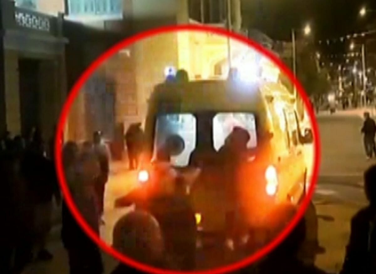 Ηράκλειο: Η στιγμή της επίθεσης σε ασθενοφόρο του ΕΚΑΒ! Σακάτεψαν στο ξύλο διασώστη (Βίντεο ντοκουμέντο)