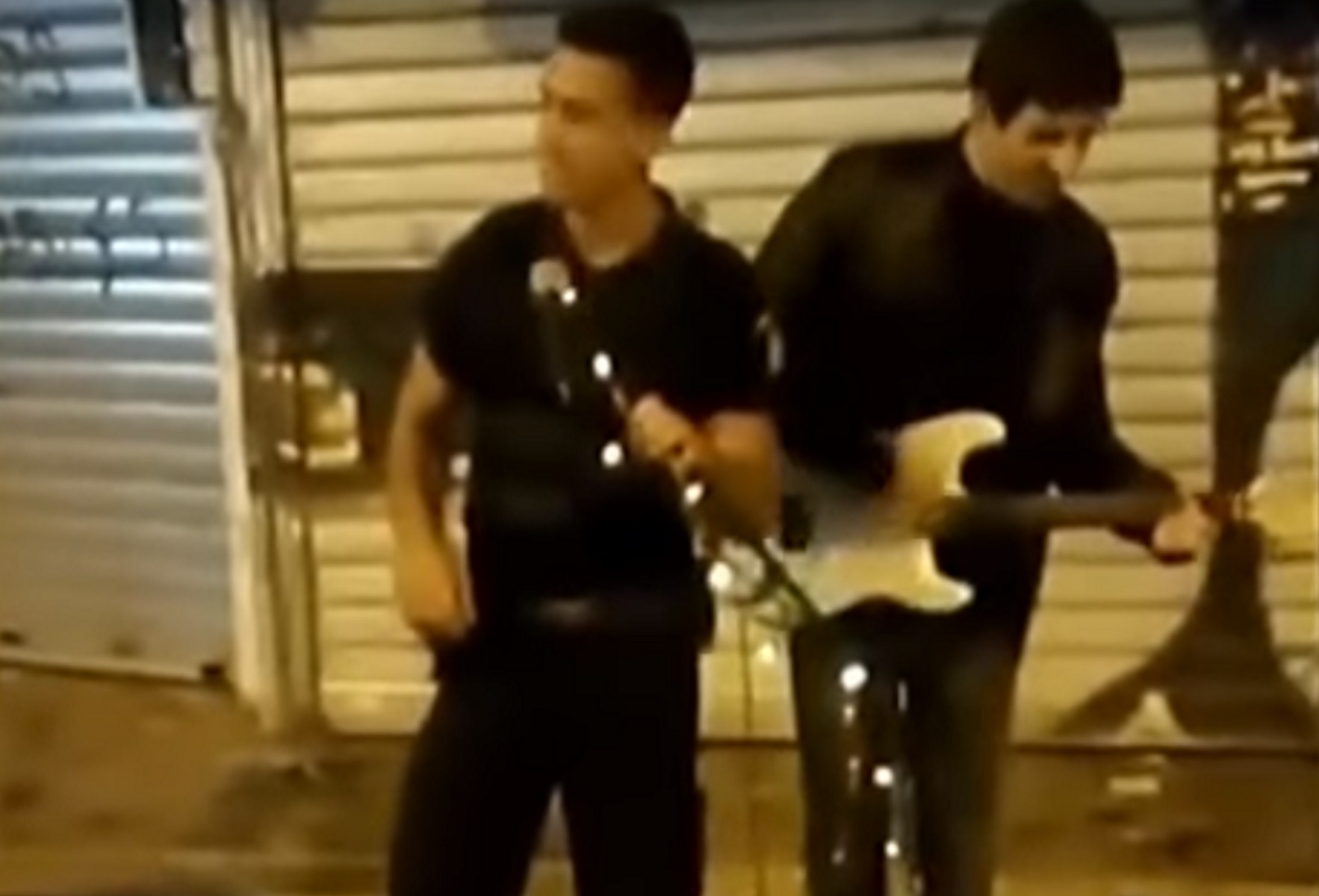 Βραβεύτηκε ο αστυνομικός που τραγούδησε και έκανε χαμό στο Μοναστηράκι