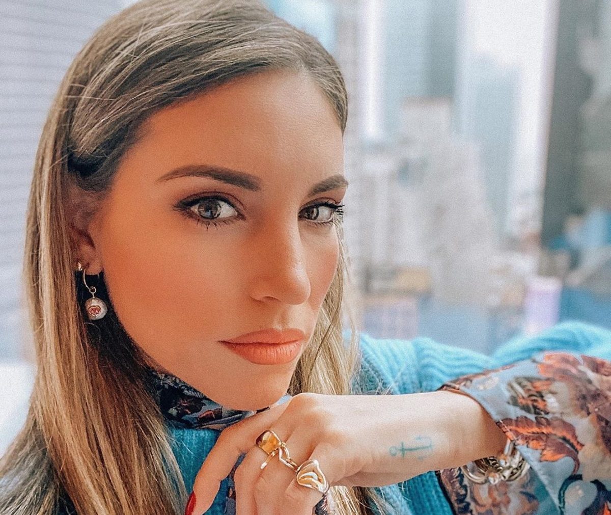 Αθηνά Οικονομάκου: Το επικό τρολάρισμα που δέχθηκε από τον αδερφό της [pics]