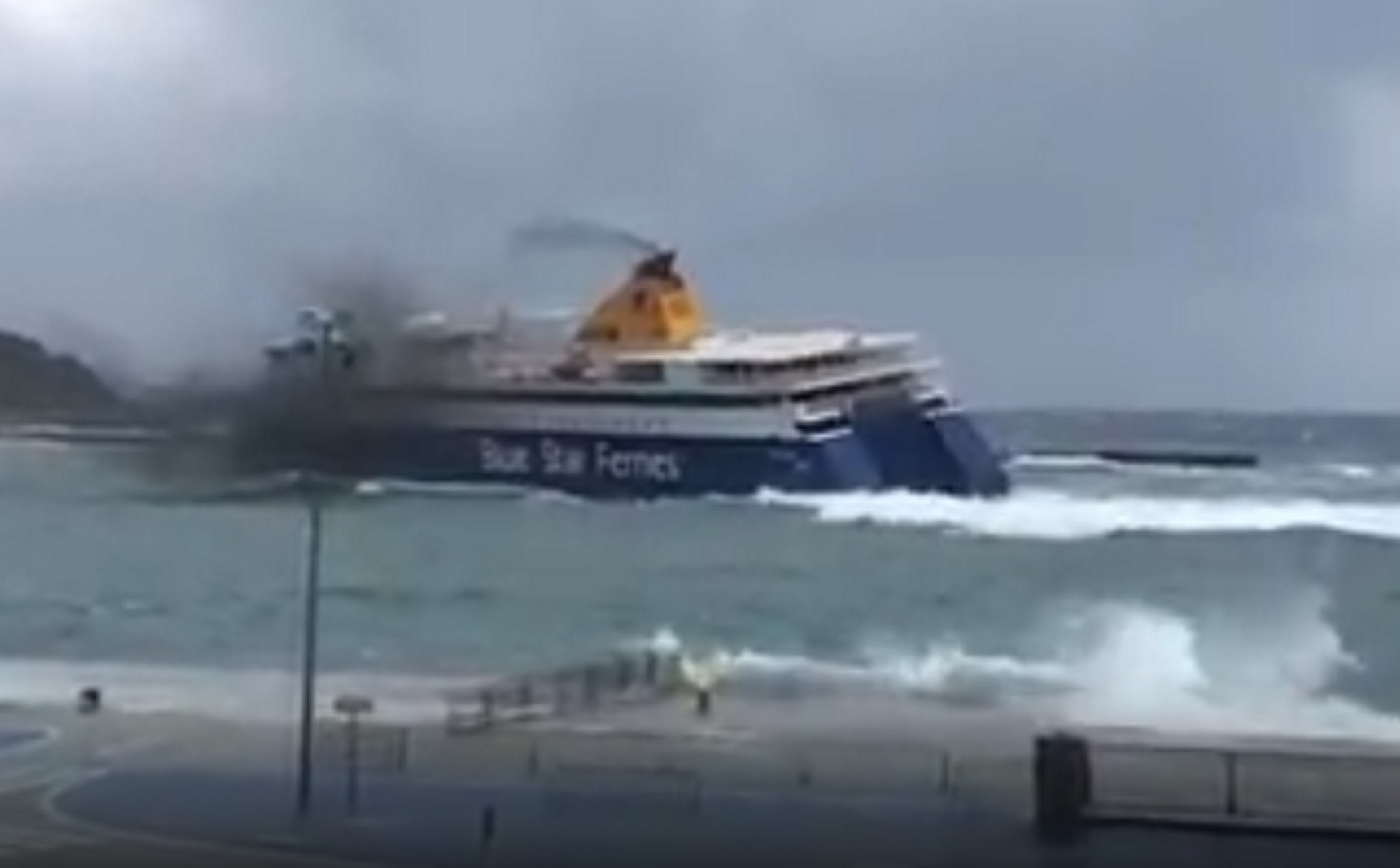 Τήνος: Τα κύματα έγειραν το Blue Star Naxos! Η μανούβρα του καπετάνιου μέσα στο λιμάνι (Βίντεο)