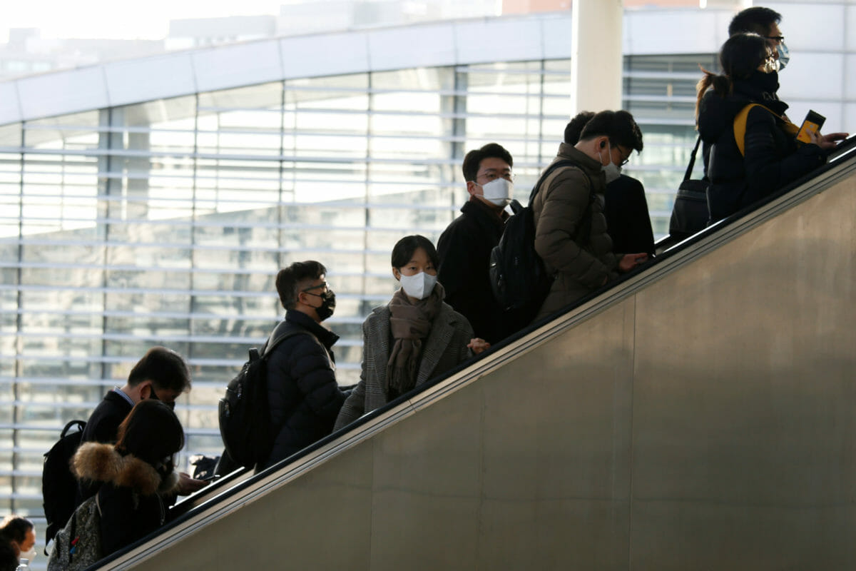People wearing masks to protect themselves against a new coronavirus are seen at the Seoul Railway Station in Seoul, South Korea, February 10, 2020.  REUTERS