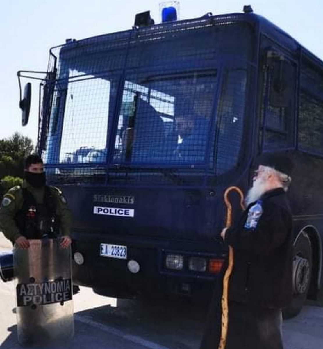 Εφημέριος Μανταμάδου: “Συγχωρώ τους αστυνομικούς που με πυροβόλησαν…”!