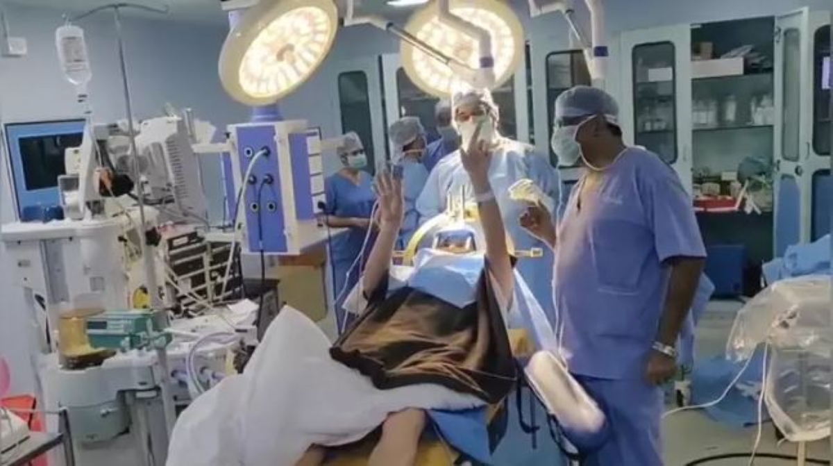 Συγκλονιστικό: Η στιγμή που το τρέμουλο ασθενούς με Πάρκινσον σταματάει επιτόπου με επέμβαση στον εγκέφαλο – Δείτε το ιστορικό βίντεο