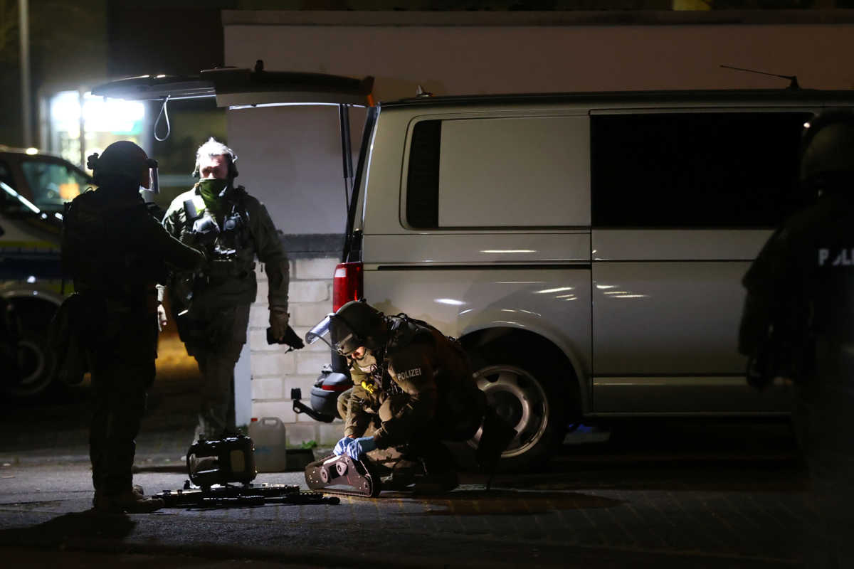 German special forces prepare to search an area after a shooting in Hanau near Frankfurt, Germany, February 20, 2020.     REUTERS