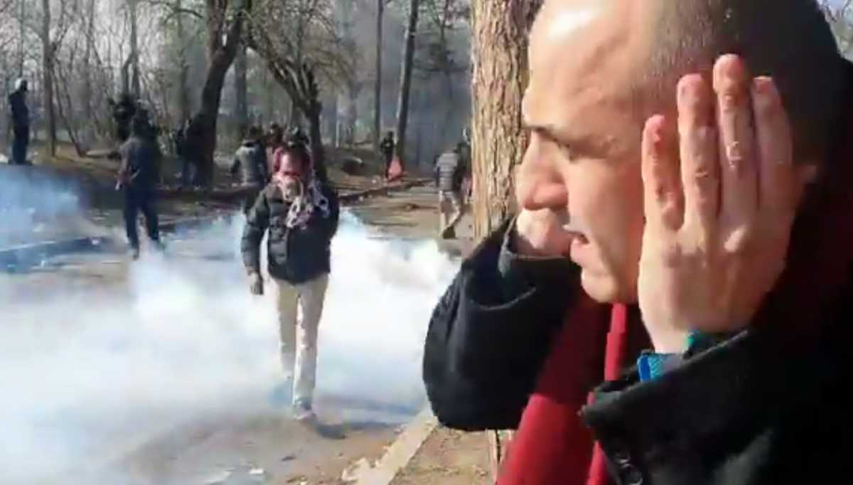 Δείτε τη στιγμή που το δακρυγόνο στον Έβρο περνάει δίπλα από τον δημοσιογράφο Μανώλη Κωστίδη